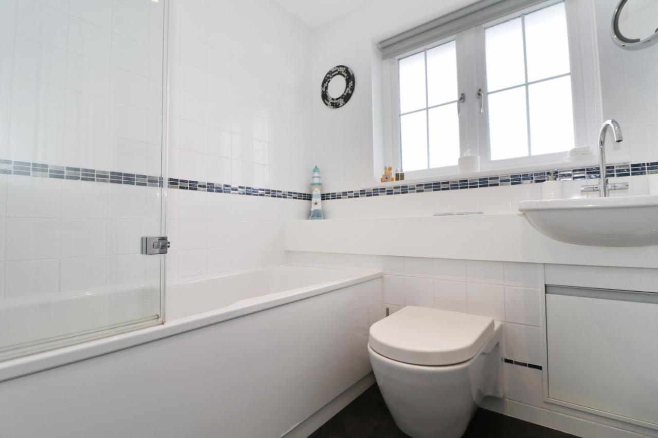 Near Beaches, Contemporary Home In Village Centre Сент-Меррин Екстер'єр фото