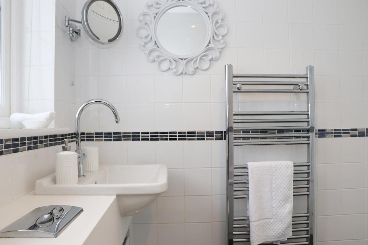 Near Beaches, Contemporary Home In Village Centre Сент-Меррин Екстер'єр фото