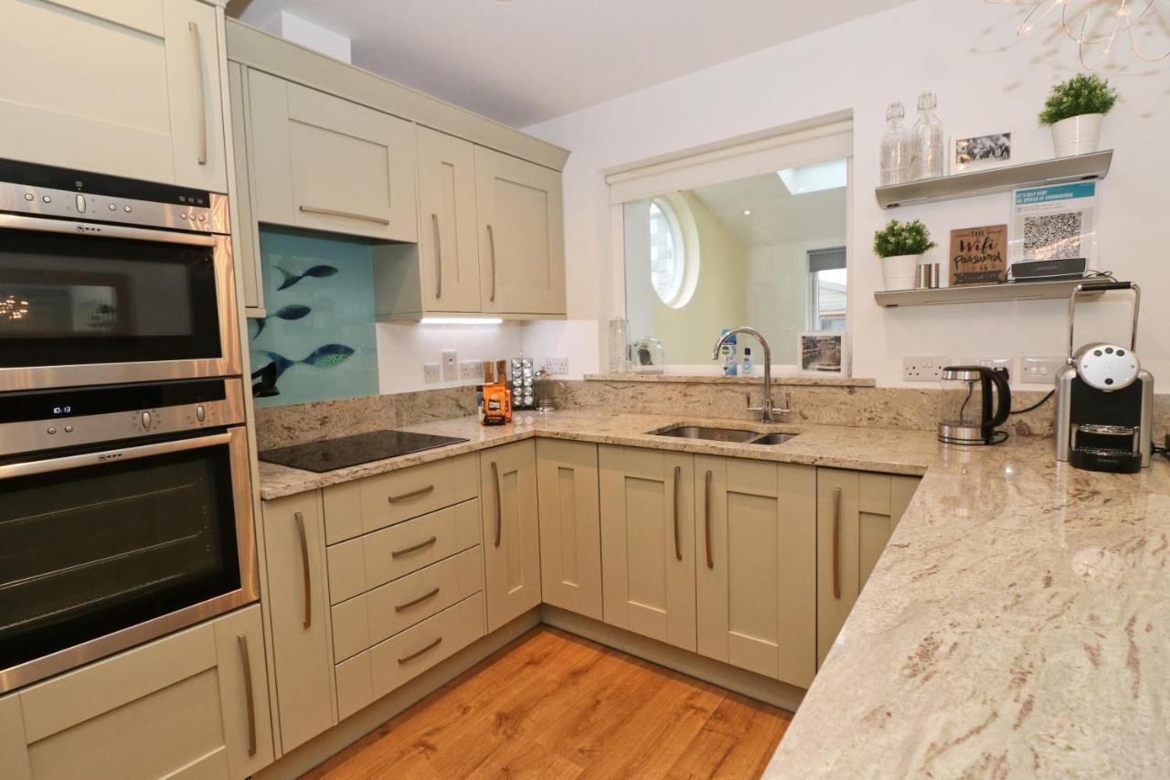 Near Beaches, Contemporary Home In Village Centre Сент-Меррин Екстер'єр фото