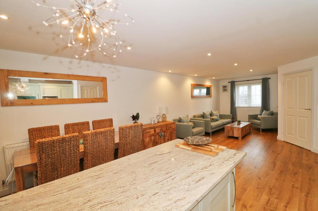 Near Beaches, Contemporary Home In Village Centre Сент-Меррин Екстер'єр фото